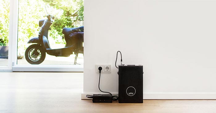 unu Elektro-Roller aufladen