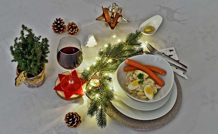 Weihnachtsessen Kartoffelsalat mit Würstchen